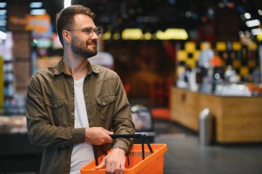 Gülümseyen Erkek Müşteri Alışveriş Yapıyor.