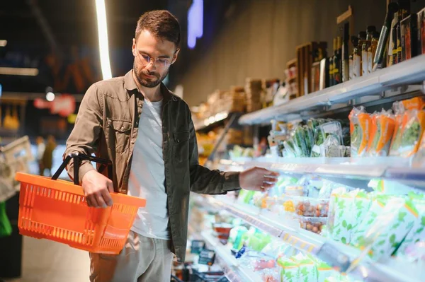 Homme Achetant Légumes Fruits Dans Sac Réutilisable Épicerie Concept Zéro — Photo