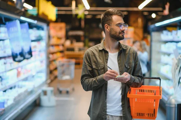 Beau Jeune Homme Choisissant Nourriture Dans Supermarché — Photo