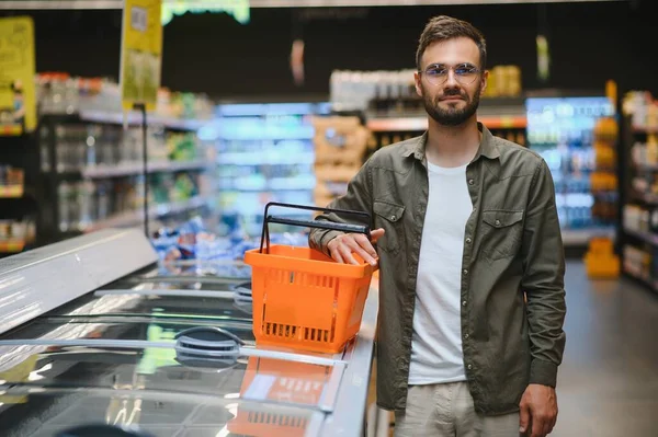 Yakışıklı Adam Bir Süpermarkette Alışveriş — Stok fotoğraf