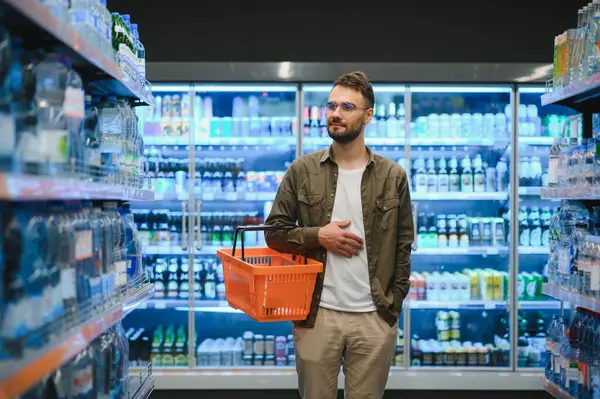 Genç Adam Süpermarketten Alışveriş Yapıyor Arka Plandaki Diğer Müşteriler Tüketim — Stok fotoğraf