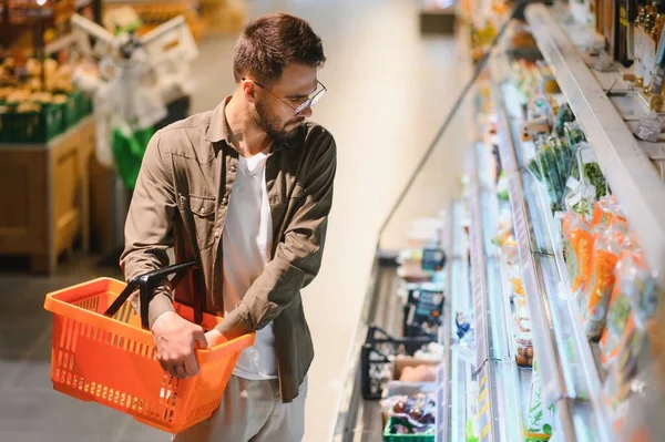 Beau Homme Faisant Shopping Dans Supermarché — Photo