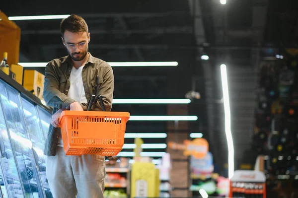 Yakışıklı Adam Modern Süpermarketten Marketten Sağlıklı Yiyecek Içecek Alıyor Yaşam — Stok fotoğraf