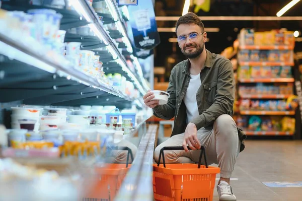 Bel Homme Qui Achète Nourriture Des Boissons Saines Dans Supermarché — Photo