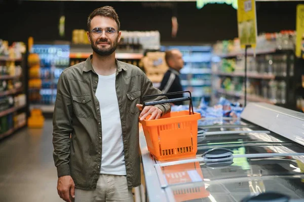 Gülümseyen Erkek Müşteri Alışveriş Yapıyor — Stok fotoğraf