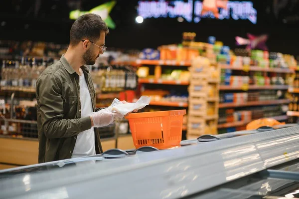 Handsome Young Man Choosing Food Supermarket — Stock Photo, Image