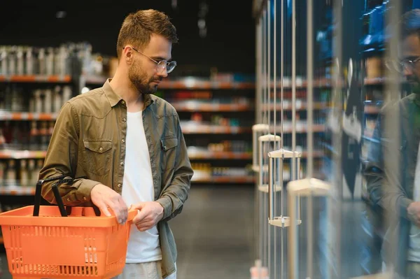 Gülümseyen Erkek Müşteri Alışveriş Yapıyor — Stok fotoğraf