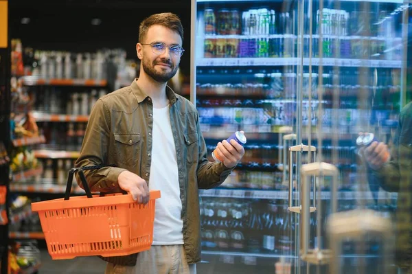 Yakışıklı Genç Adam Süpermarkette Yemek Seçiyor — Stok fotoğraf