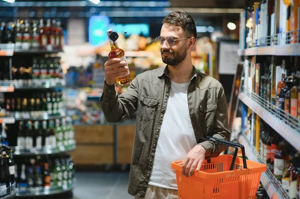 Mężczyzna Bierze Napoje Alkoholowe Półki Supermarkecie Zakupy Alkoholu Sklepie — Zdjęcie stockowe