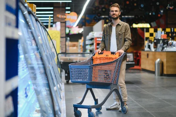 Süpermarkette Alışveriş Yapan Yakışıklı Güler Yüzlü Bir Adam — Stok fotoğraf