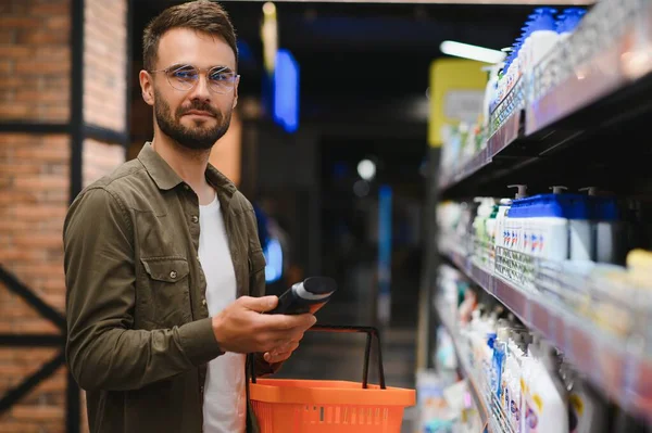 Homme Souriant Choisit Shampooing Supermarché — Photo
