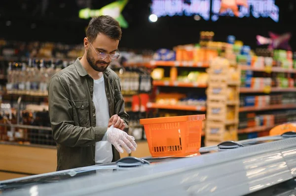 Yakışıklı Adam Bir Süpermarkette Alışveriş — Stok fotoğraf