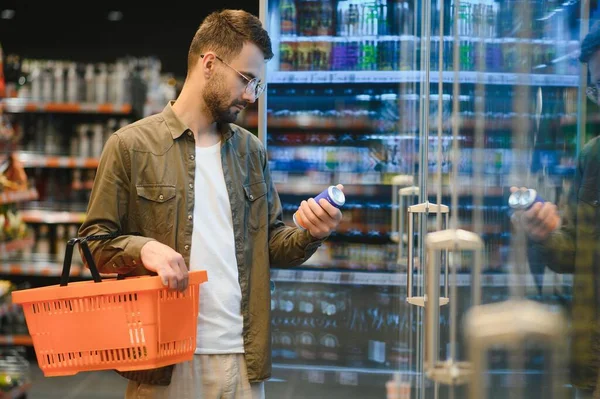 Genç Adam Süpermarketten Alışveriş Yapıyor Arka Plandaki Diğer Müşteriler Tüketim — Stok fotoğraf