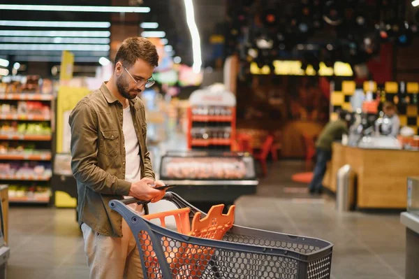 Bel Homme Souriant Shopping Dans Supermarché Poussant Chariot — Photo