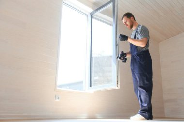 İşçi eve pencere kurup kontrol ediyor