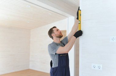 Kompozit yudum panellerden yeni ve modern modüler ev inşaat süreci. Enerji tasarruflu mülkiyet bina geliştirme sektöründe çalışan özel koruyucu üniforma giyim işçi adam