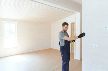 Kompozit yudum panellerden yeni ve modern modüler ev inşaat süreci. Enerji tasarruflu mülkiyet bina geliştirme sektöründe çalışan özel koruyucu üniforma giyim işçi adam