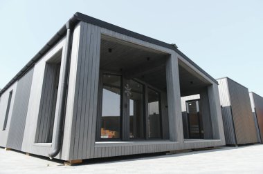 Yeni ve modern modüler ev inşaatı.