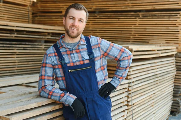 Muž Dělník Skládá Prkna Pilařka Proces Těžby Dřeva — Stock fotografie