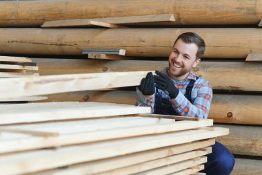 Kereste değirmeninde üniformalı kontrol panolarına katılan.