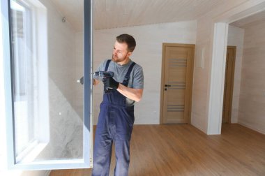 Kompozit yudum panellerden yeni ve modern modüler ev inşaat süreci. Enerji tasarruflu mülkiyet bina geliştirme sektöründe çalışan özel koruyucu üniforma giyim işçi adam