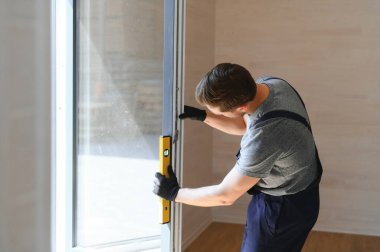 Kompozit yudum panellerden yeni ve modern modüler ev inşaat süreci. Enerji tasarruflu mülkiyet bina geliştirme sektöründe çalışan özel koruyucu üniforma giyim işçi adam