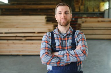 Ahşap depodaki genç marangoz. Metin için alanı kopyala,