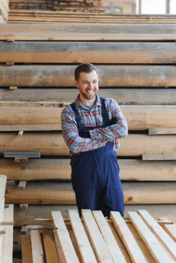 İnşaat için kereste topluyorum. Marangoz tahtaları dizer. Endüstriyel geçmiş. Otantik iş akışı.