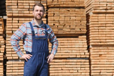 Kereste değirmeninde üniformalı kontrol panolarına katılan.