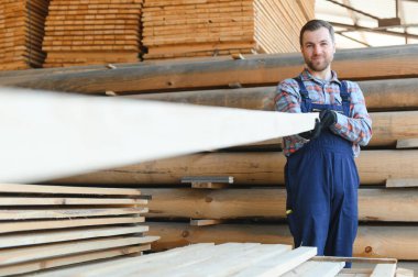 Kereste değirmeninde üniformalı kontrol panolarına katılan.