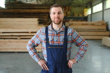 Ahşap depodaki genç marangoz. Metin için alanı kopyala,