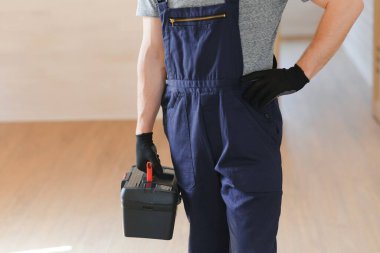 Evde bir inşaat işçisi ya da tamirci portresi