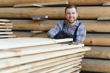 İnşaat için kereste topluyorum. Marangoz tahtaları dizer. Endüstriyel geçmiş. Otantik iş akışı