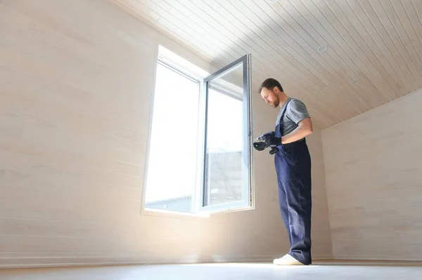 Ouvrier Construction Installant Une Nouvelle Fenêtre Dans Maison — Photo