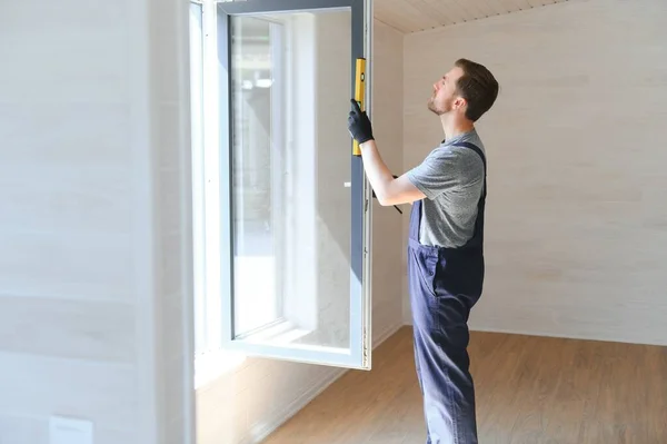 Travailleur Installe Des Fenêtres Dans Une Nouvelle Maison Modulaire Concept — Photo