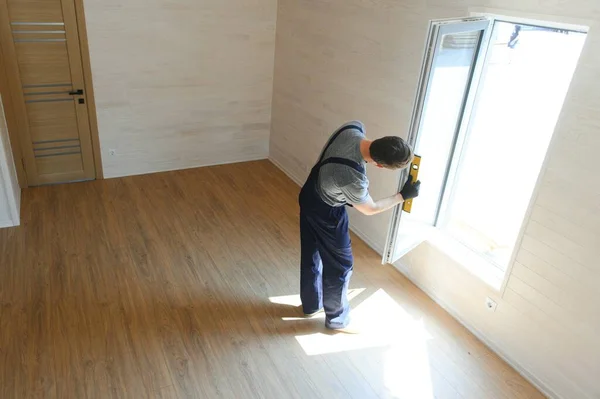 Ein Arbeiter Installiert Fenster Einem Neuen Modularen Haus Das Konzept — Stockfoto