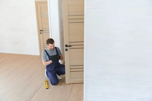 Beau Travailleur Masculin Installe Une Nouvelle Porte Dans Une Maison — Photo