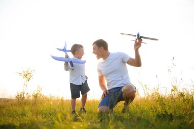 Babalar Günü. Baba ve oğul açık havada beraber oynuyorlar..