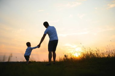 Genç Baba şirin ve küçük oğlu temiz havada yukarı atar. Babalar günü, baba ve oynama ve açık havada onun oğlu erkek bebek