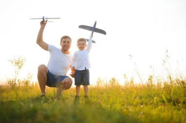 Babalar Günü. Baba ve oğul açık havada beraber oynuyorlar..