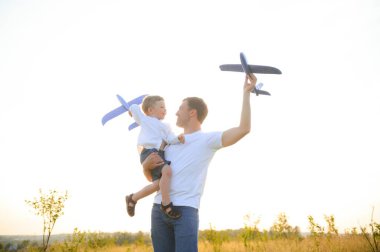 Babalar Günü. Baba ve oğul açık havada beraber oynuyorlar..