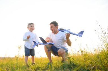 Babalar Günü. Baba ve oğul açık havada beraber oynuyorlar..