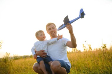 Babalar Günü. Baba ve oğul yazın dışarıda birlikte oynuyorlar. Mutlu aile, baba, oğul gün batımında
