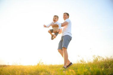 Mutlu baba ile son günbatımı arka planda çalacak. Babalar günü kavramı.