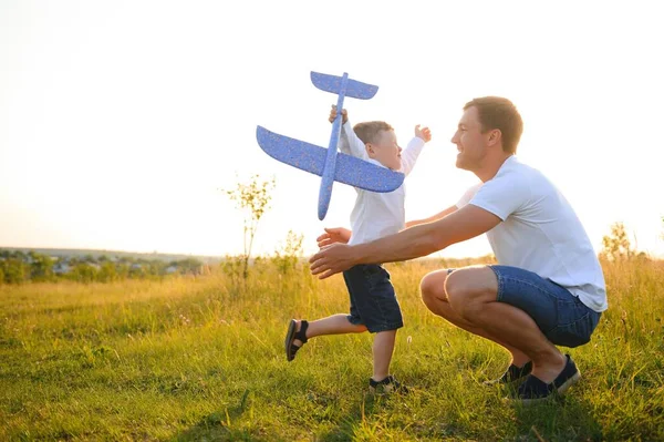 Тато Сином Заході Сонця Природі Батько Грає Іграшковими Літаками Своїм — стокове фото