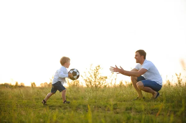 Joven Padre Con Pequeño Hijo Jugando Fútbol Día Del Padre —  Fotos de Stock