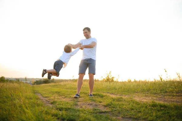 父亲节 爸爸和儿子夏天一起在户外玩耍 快乐的家庭 日落时的儿子 — 图库照片