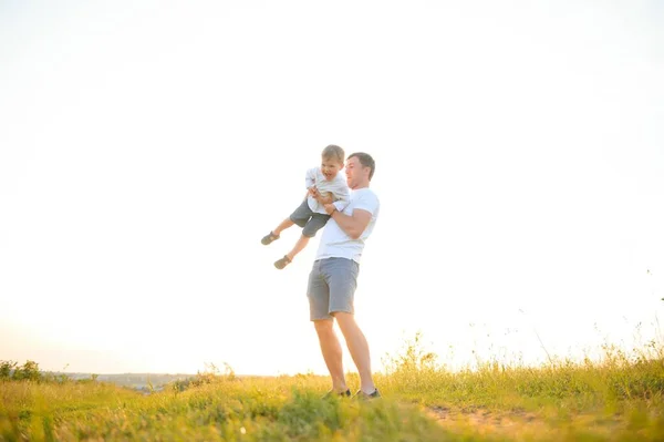 Padre Feliz Hijo Hijo Corriendo Jugando Parque Aire Libre Juntos —  Fotos de Stock