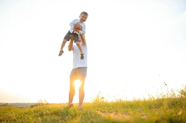 Щасливий Батько Грає Сином Фоні Заходу Сонця — стокове фото
