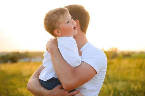 Apák Napja Boldog Családi Apa Kisgyermek Fia Játszik Röhög Természet — Stock Fotó